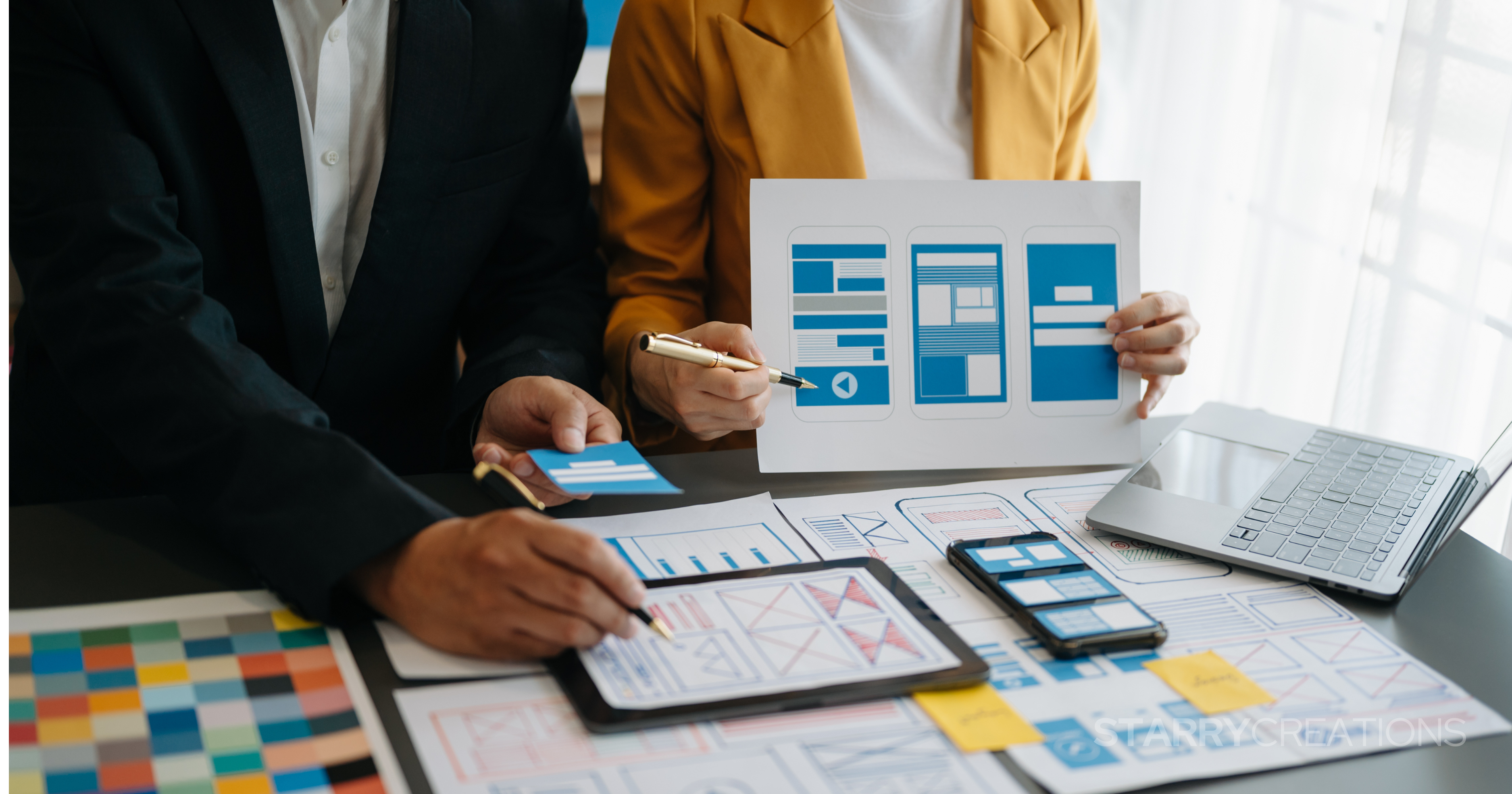 ホームページの設計資料をもとに打ち合わせをする制作チーム