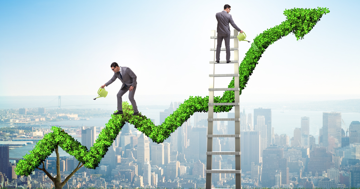 ビル群の上で成長する緑の矢印を育てる男性たち