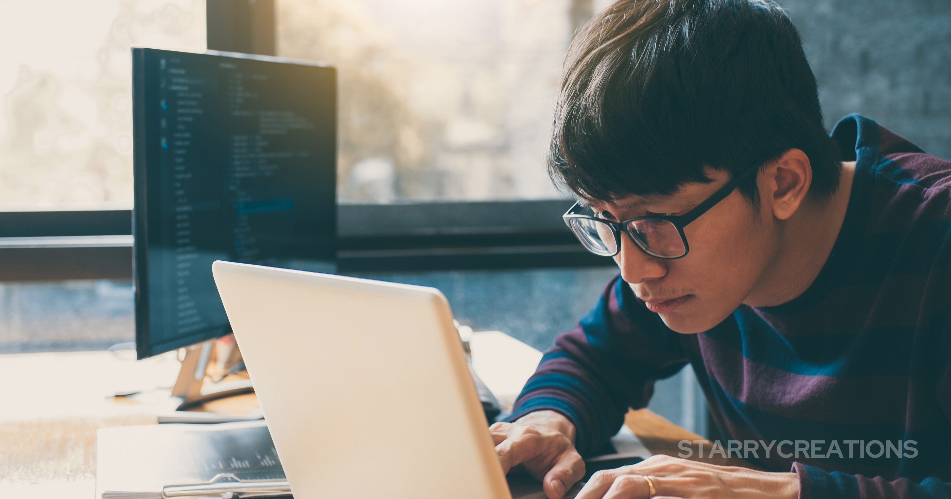 パソコンでWeb制作に取り組む男性