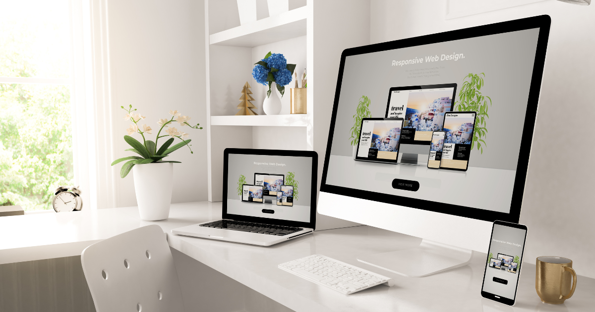 パソコン・タブレット・スマホで同じWEBサイトを表示しているデスクの風景